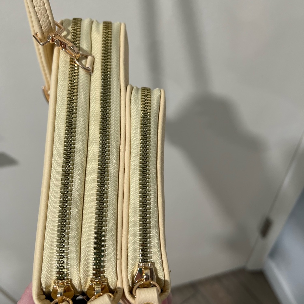 NWOT Elegant light yellow Crossbody Bag with Gold Accent - Picture 5 of 14